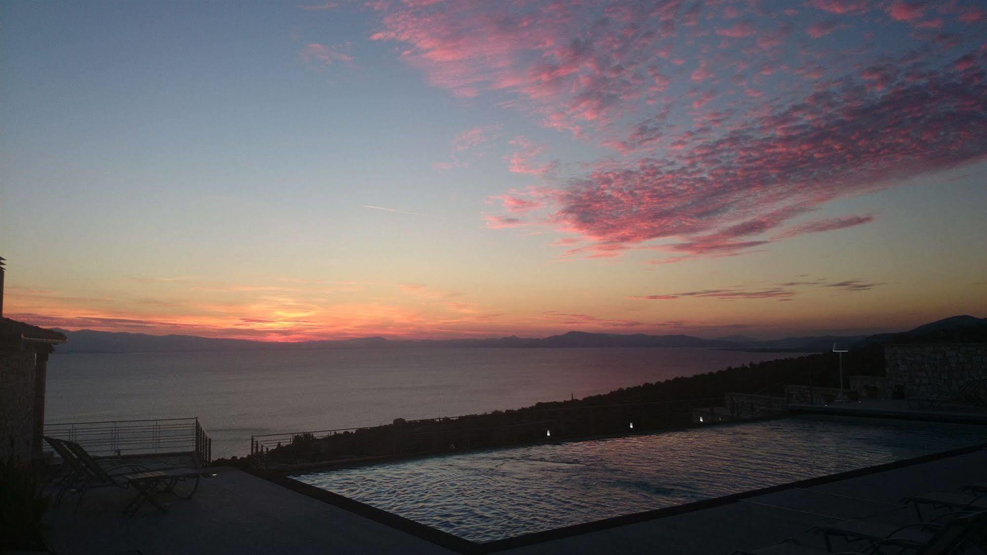 Karavia Lux Inn Áfissos Buitenkant foto